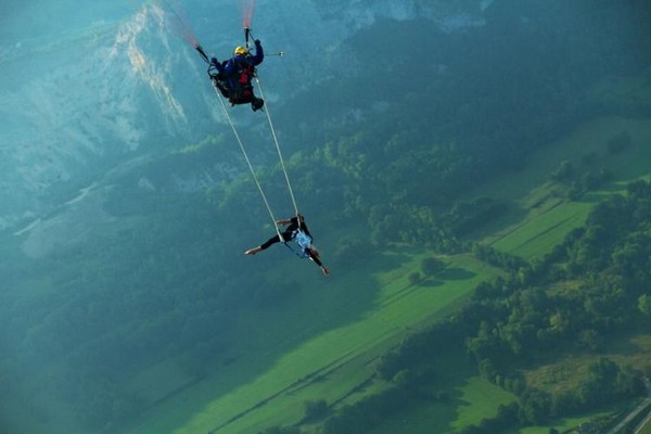 Trapeze paragliding.