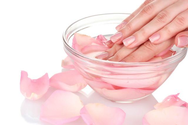 Amazing Benefits of Hot Oil Manicures